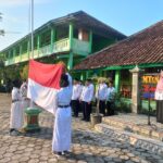 Upacara bendera tiap hari senin