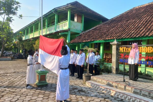 Upacara bendera tiap hari senin