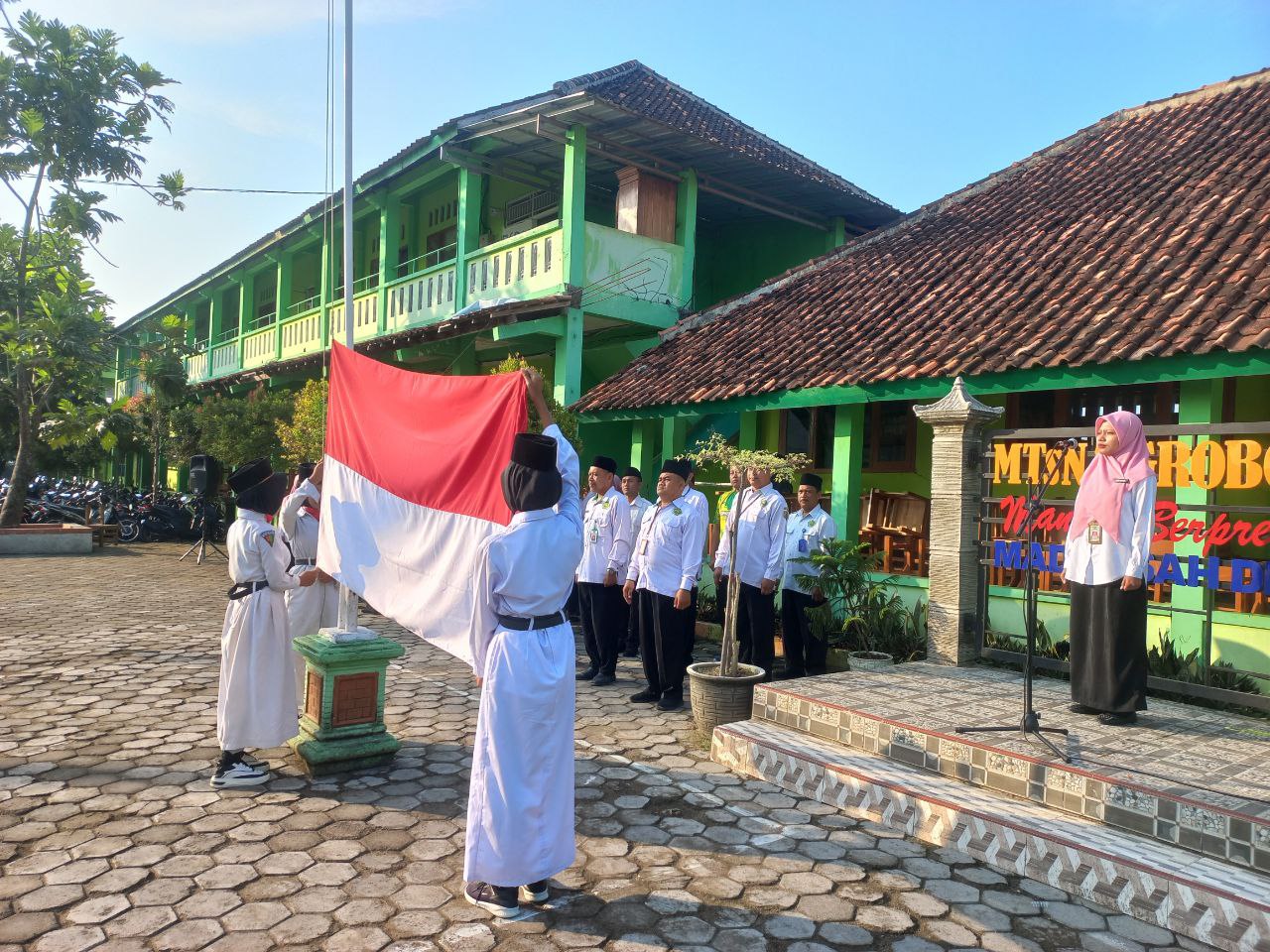 Upacara bendera tiap hari senin